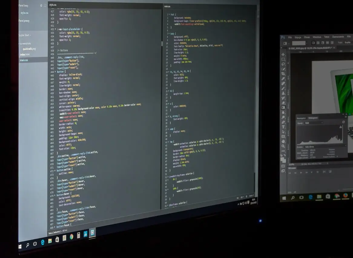 Softwareentwicklung im IT-Systemhaus – Quellcode auf zwei Bildschirmen